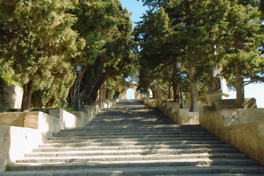 180 Stufen des Kreuzwegs führen zur Zitadelle und Santuario Sant Salvador in Arta