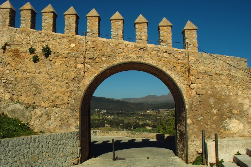 Blick durchs Tor der Zitadelle von Arta