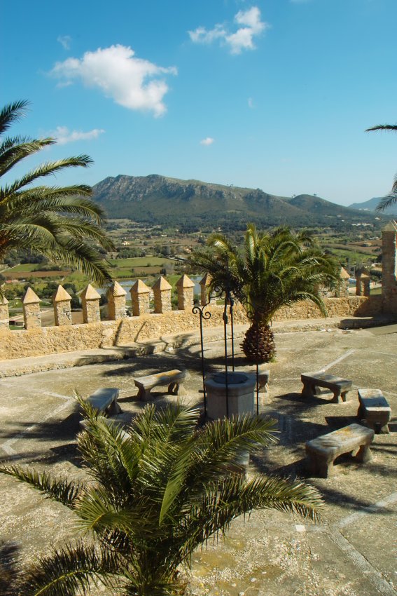Innenhof und Blick auf die Berge von der Zitadelle Arta