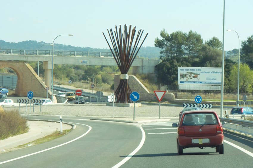 Kunst im Kreisverkehr - Mikado?