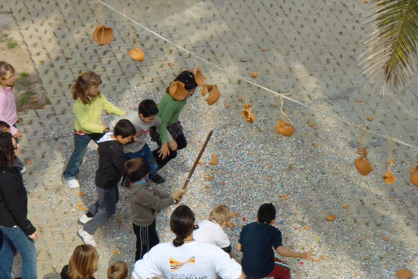 Töpfeschlagen für Kinder beim Balearentag