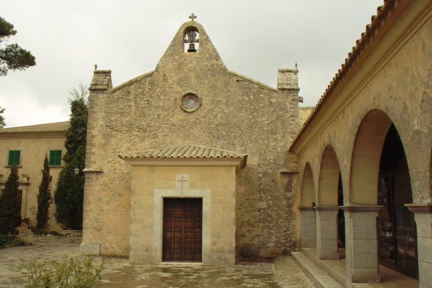  Fassade der Kapelle im Santuari de Nostra Senyora de Cura