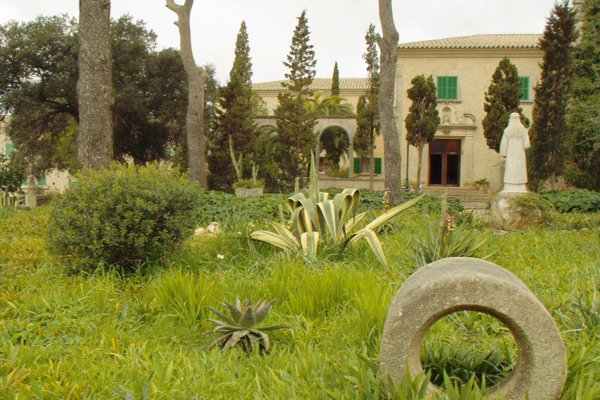 Im Klostergarten des Santuari de Nostra Senyora de Cura