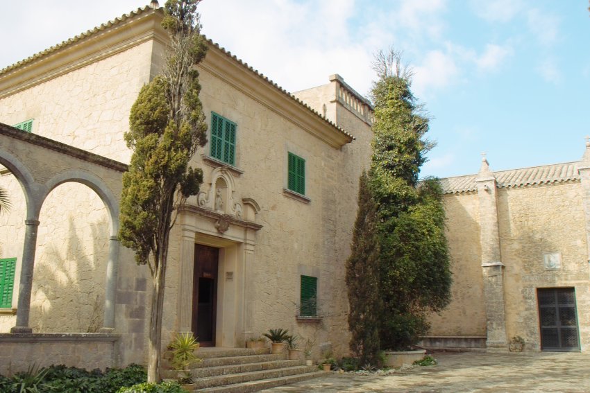 Klosterpforte der Franziskaner im Santuari de Nostra Senyora de Cura