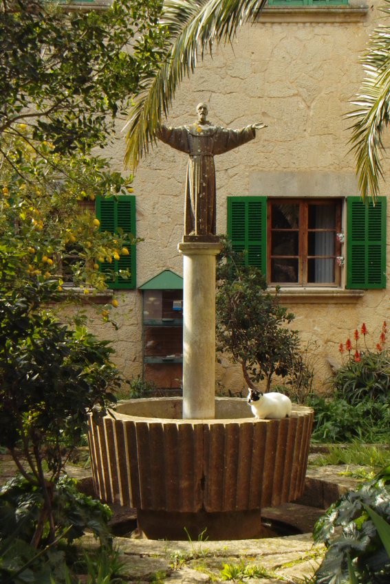 Brunnen mit Statue und Katze im Santuari de Nostra Senyora de Cura