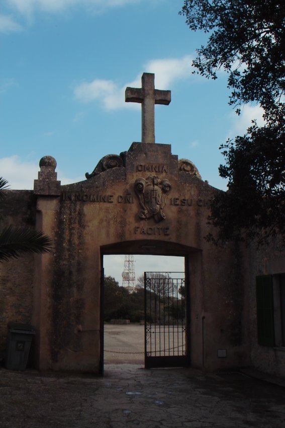 Tor zum Kloster des Santuari de Nostra Senyora de Cura