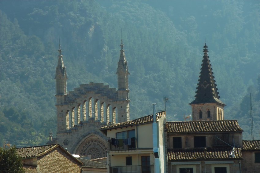 Blick auf die Kirche und Wäsche