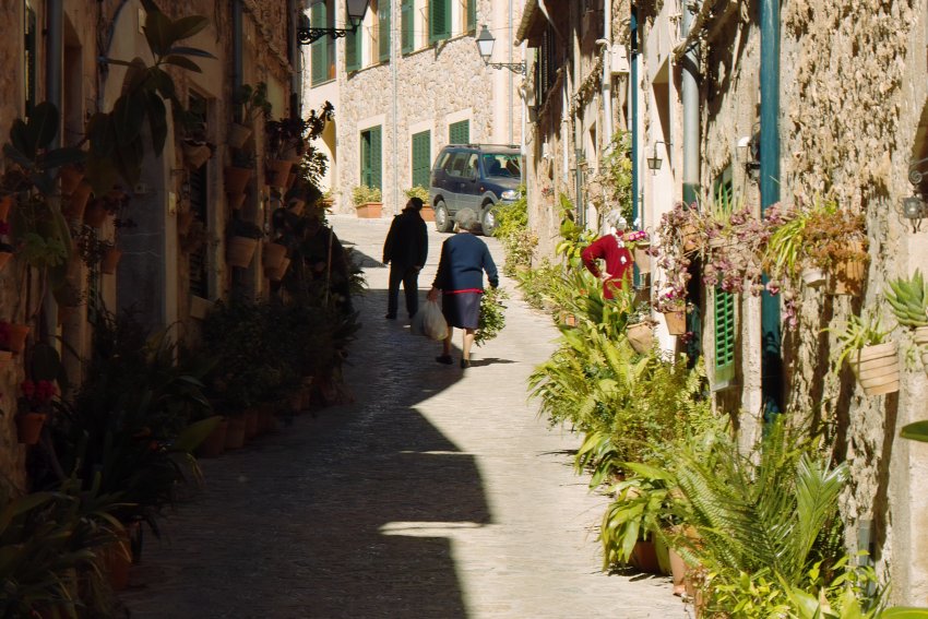 Blumenpracht in den Gassen von Valldemossa